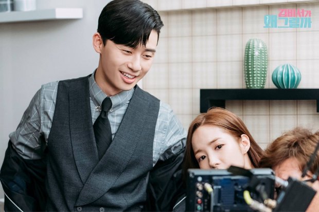Một bức ảnh vui vẻ hơn cho thấy chàng phó tổng Lee mỉm cười khi xem lại cảnh hôn với cô thư ký xính đẹp Kim Mi So.
