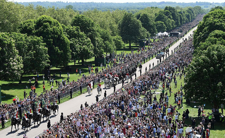 ơn 100.000 người dân đã xếp hàng bên ngoài lâu đài để chờ Hoàng tử Harry và Công nương Meghan