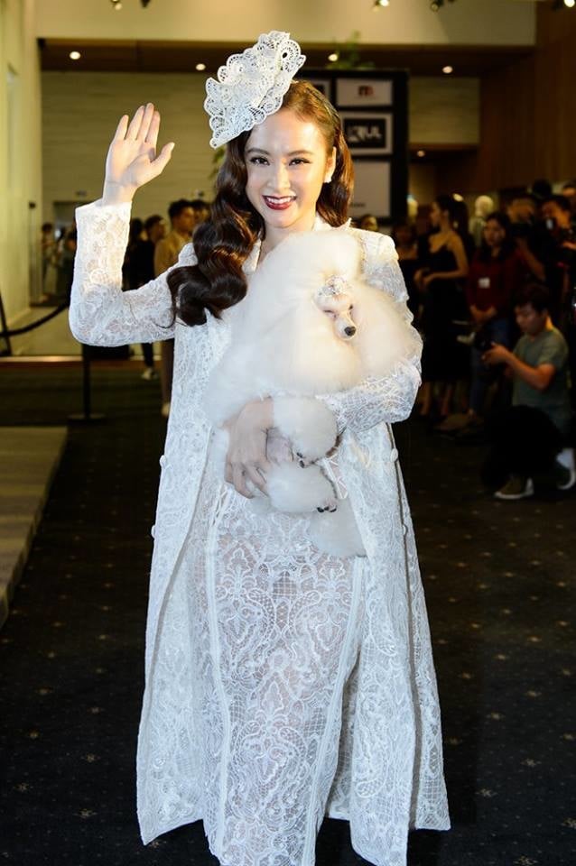 “bà mẹ nhí” còn là người tiên phong mang chó cưng lên thảm đỏ Chung Thanh Phong Fashion Show. Có thể nói cô là người đầu tiên tại Việt Nam áp dụng những “phụ kiện” phá cách đặc biệt này.