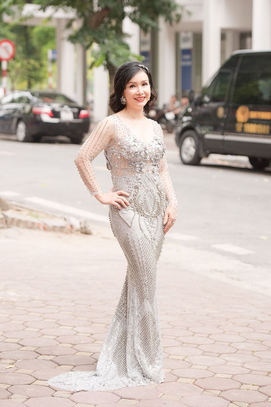 Hoa hậu Bùi Bích Phương vẫn xinh đẹp đầy cuốn hút khi diện chiếc đầm xuyên thấu.