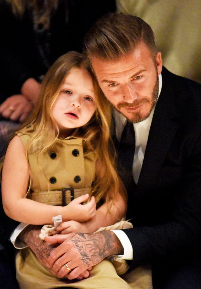 Là con gái út của cặp đôi David - Victoria Beckham, Harper Seven Beckham có cuộc sống đáng mơ ước. Harper luôn xuất hiện cùng bố trên hàng ghế đầu của những show diễn thời trang danh giá. 