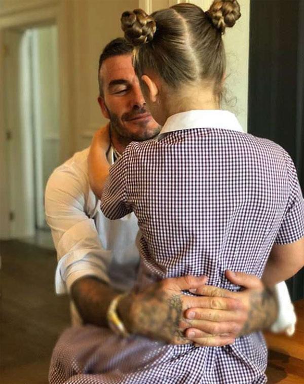 Beckham ân cần với cô con gái nhỏ.