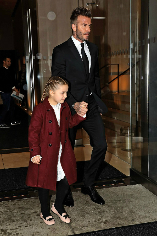 Cô công chúa nhỏ được bố nắm tay đi dự sự kiện. Harper sở hữu nhiều món đồ đắt tiền đến từ các thương hiệu thời trang danh giá như Burberry, Gucci...