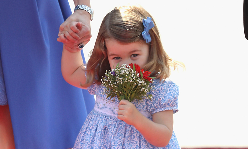 Cô bé hít hà bó hoa được tặng từ người hâm mộ.
