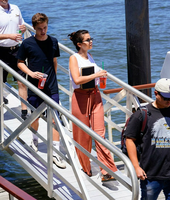 Selena Gomez và chàng trai trẻ đang đi tận hưởng 1 chuyến du thuyền. Có vẻ cô đang bỏ ngoài tai tin tức Justin đính hôn.