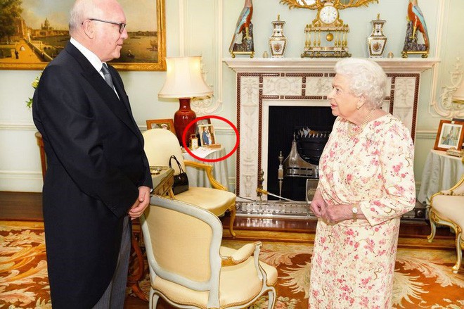 Người hâm mộ hoàng gia Anh đã tinh mắt phát hiện một bức ảnh chưa từng được công bố của Harry và Meghan đặt trong phòng khách khi Nữ hoàng Elizabeth tiếp Cao ủy Australia tại Anh, ngài George Brandis, tại Điện Buckingham vào ngày 30/5 vừa qua.