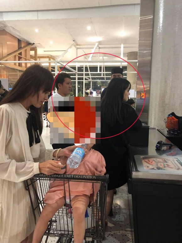 Cả 2 bị bắt gặp ở trung tâm 1 thương mại Thái Lan.