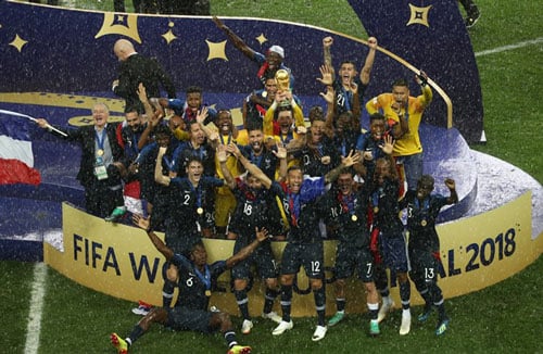 Niềm vui của các cầu thủ Pháp khi đoạt cup vô địch World Cup 2018.