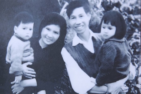 Hình ảnh hồi nhỏ của diva Thanh Lam, nhạc sĩ/DJ Trí Minh bên bố mẹ.