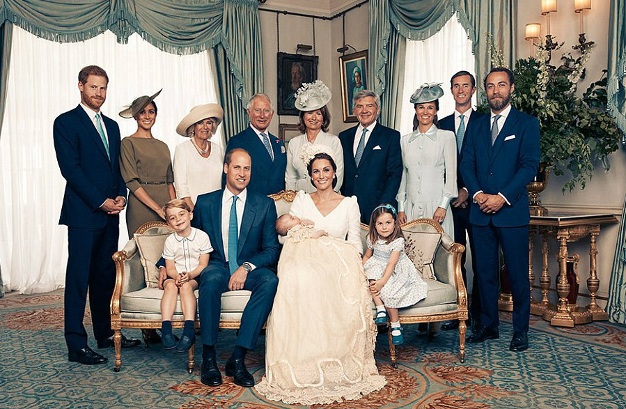 Bức ảnh đại gia đình lần này thiếu vắng sự xuất hiện của Nữ hoàng Elizabeth II và Hoàng thân Philip.