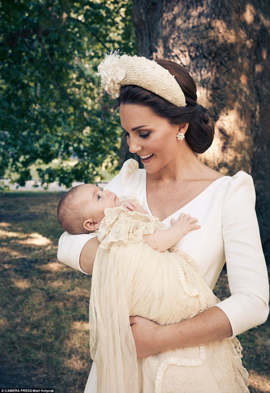 Cận cảnh gương mặt của Hoàng tử Louis trong bức ảnh chụp riêng với mẹ mình - Công nương Kate.