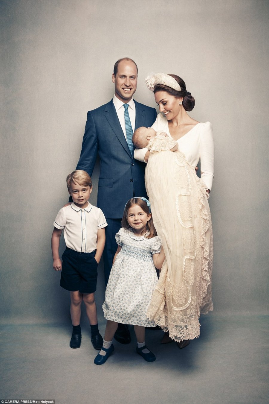 Bức ảnh gia đình đầu tiên gồm đầy đủ 5 thành viên của cặp đôi Kate - Hoàng tử William.