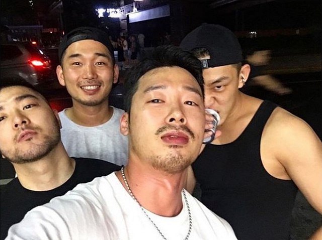 Hình ảnh Yoo Ah In đi cùng nhóm nhạc nam chơi tại quán bar đồng tính. 1 trong 3 người đàn ông đi cùng Yoo Ah In được dự đoán là bạn trai của nam tài tử này