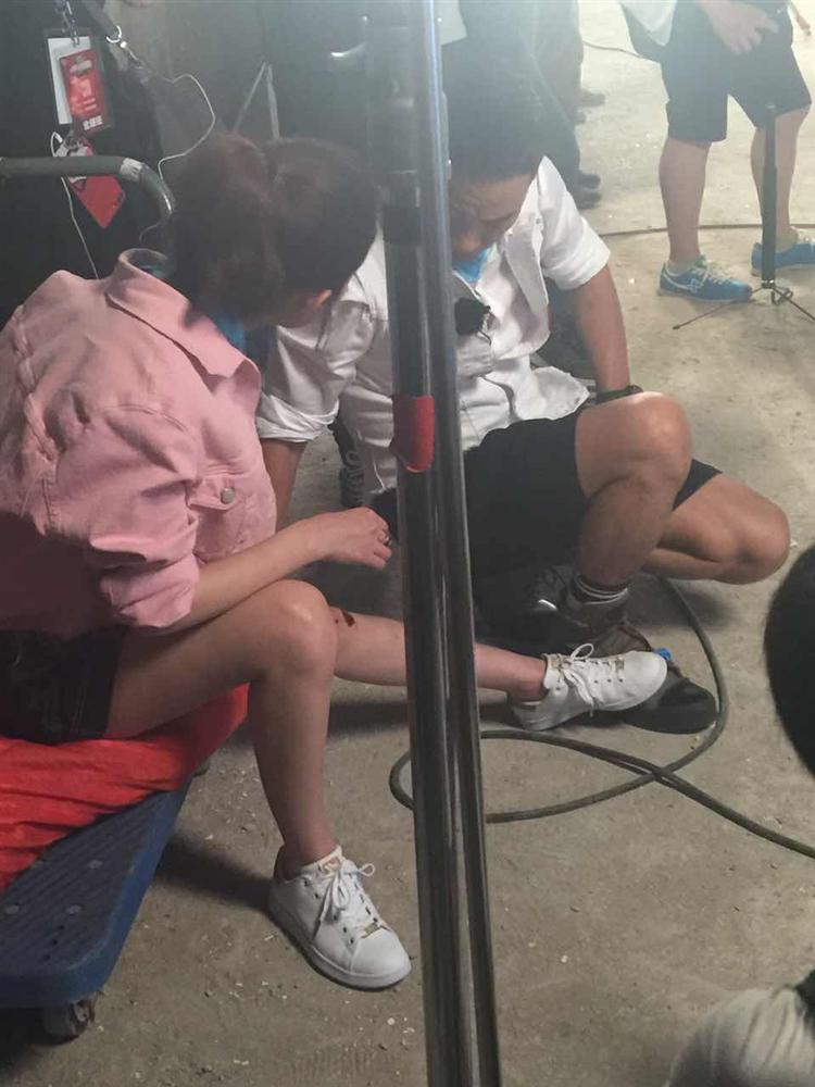 Triệu Lệ Dĩnh bị thương trong quá trình quay show thực tế.