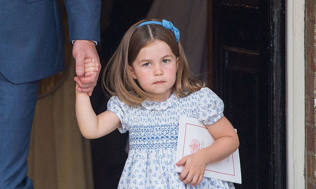 Công chúa nhỏ Charlotte trong ngày lễ rửa tội của em trai mình.