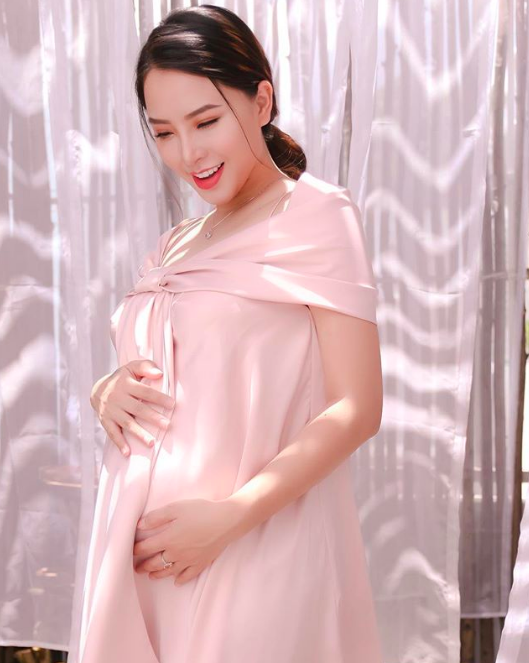 Trước đó ít ngày, Hải Băng đăng tải hình ảnh chuẩn bị đi sinh em bé.