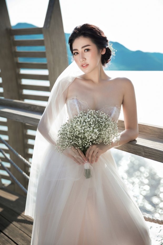 Cô dâu Tú Anh đẹp lộng lẫy với bộ váy cưới trắng muốt, khoe bờ vai trần nuột nà, gợi cảm.