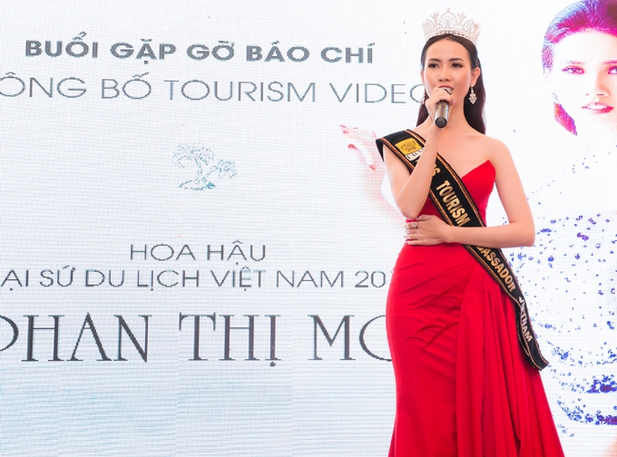 Khi được hỏi về trình độ ngoại ngữ, Phan Thị Mơ lập tức khoe khả năng nói tiếng Anh ngay tại sự kiện. Cô giới thiệu về tình yêu với loại hình du lịch sinh thái - chủ đề của cuộc thi Hoa hậu Đại sứ Du lịch Thế giới năm nay. Cô khẳng định có thể giao tiếp lưu loát bằng tiếng Anh vì thường xuyên đi nước ngoài. 'Thời gian qua tôi chăm chỉ trau dồi, rèn luyện thêm khả năng ngoại ngữ, nhất là ở các chủ đề như: hoa hậu, du lịch, văn hóa... Tôi học sâu về các mảng đó để ứng biến thoải mái khi trả lời phỏng vấn trước ban giám khảo. Còn trò chuyện bình thường thì tôi có thể nói một cách dễ dàng', Phan Thị Mơ nói.