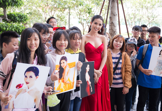 Nhiều fan teen chờ bên ngoài khách sạn để được chụp ảnh, trò chuyện với người đẹp 28 tuổi. Ngoài làm mẫu, Phan Thị Mơ còn đóng phim truyền hình, làm MC.