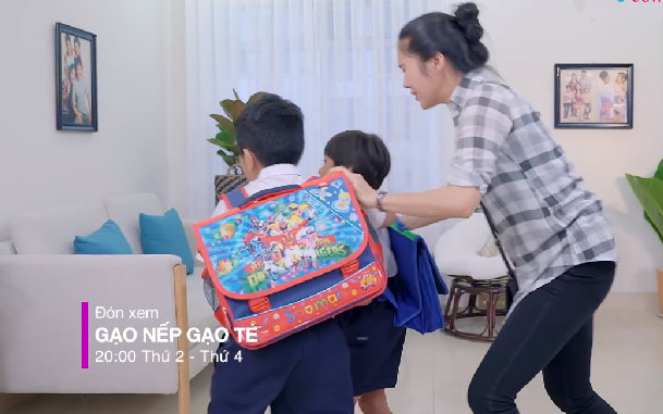 Hương phải đưa các con vào phòng để không phải chứng kiến hành động lố lăng của bố.