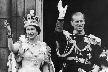 Nữ hoàng Anh và Hoàng thân Philip vẫy chào công chúng khi bà đăng quang ngôi vương vào năm 1953.