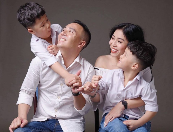 Mạnh Hùng tình cảm với hai con trai sinh đôi của MC Hoàng Linh.