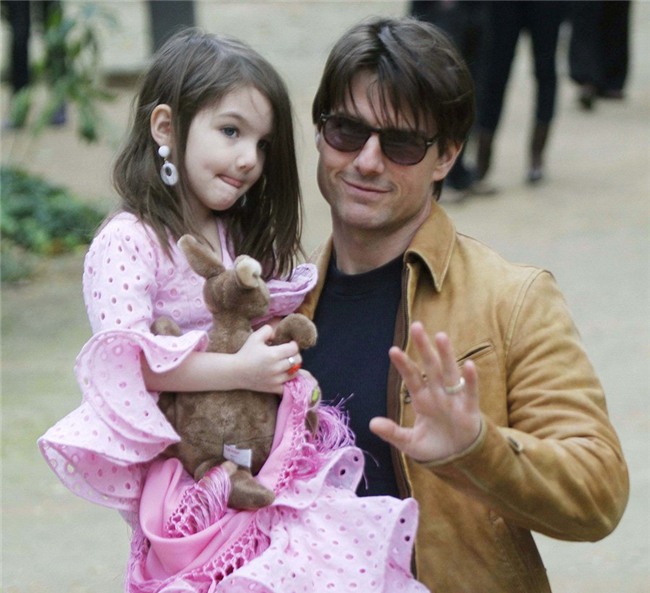 Suri Cruise lúc nhỏ với bố Tom Cruise.