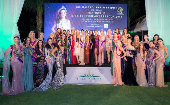 Dàn thí sinh Hoa hậu đại sứ du lịch Thế giới 2018 lộng lẫy xuất hiện trong đêm tiệc.