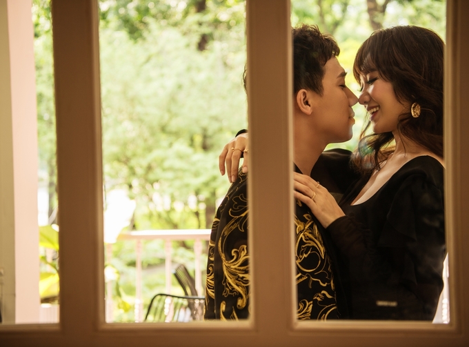 Sau thời gian kết hôn gần 2 năm, vợ chồng Hari Won – Trấn Thành đã chia sẻ bộ ảnh ngọt ngào, lãng mạn và đầy tình cảm để kỷ niệm 19 tháng kết hôn cũng như nhìn lại cuộc sống vợ chồng sau đám cưới bất ngờ đến “khó tin”.