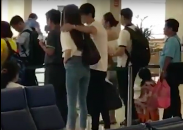 Hà Hồ và Kim Lý tiếp tục bị bắt gặp tại sân bay. Kim Lý đến trước và đứng đợi Hà Hồ. Một lúc sau, 
