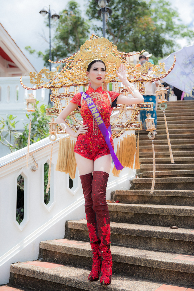 Để mang được nó từ Việt Nam sang Thái Lan, Phan Thị Mơ đã phải nhờ tới sự hỗ trợ của các thành viên trong BTC cũng như những người bạn trong cuộc thi để lắp ráp và đeo lên người.