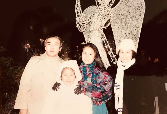 Hình ảnh của Hoa hậu Ngô Phương Lan bên bố mẹ và chị gái cách đây 26 năm.  Thời điểm đó, cô đang háo hức cùng gia đình chuẩn bị cho mùa Giáng sinh đầu tiên  trên đất Mỹ.