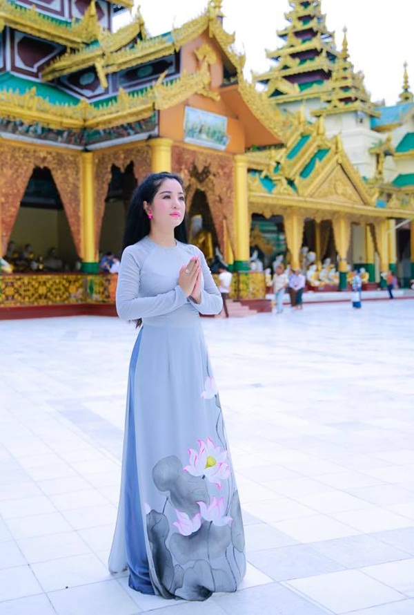 Thúy Nga diện áo dài tại Myanmar khiến người dân ngước nhìn.