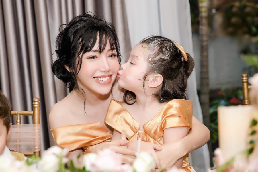 Mới đây, trên trang cá nhân Elly Trần đã đăng tải những hình ảnh trong bữa tiệc sinh nhật tròn 4 tuổi của con gái Cadie Mộc Trà. Người đẹp bày tỏ: 
