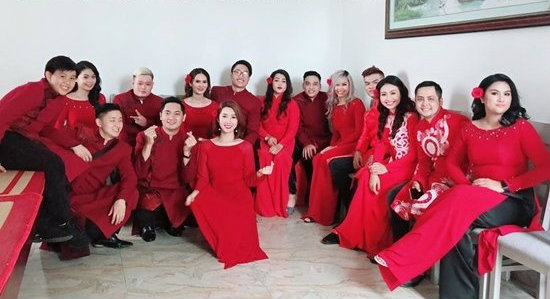 Một số diễn viên Thuý ngân, Lê lộc, Trịnh Duy Anh, Hoàng Linh... và đồng nghiệp, bạn bè đến chia vui cùng gia đình cô.