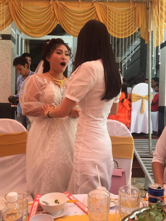 Thủy Tiên bất ngờ về dự đám cưới Fan ruột.