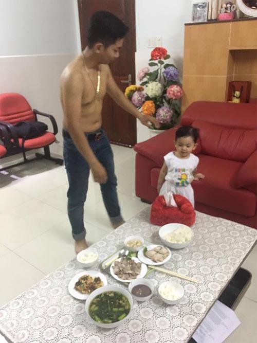 Phan Hiển chuẩn bị bữa ăn ngon cho con trai trong những ngày vợ ốm.