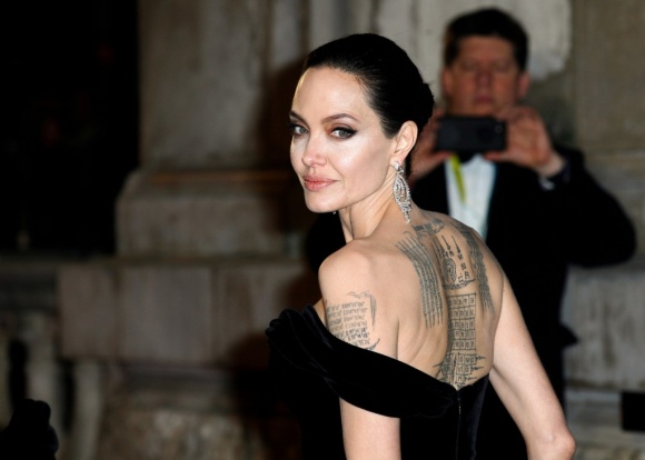 Angelina Jolie bị cho là quá độc ác, xấu xa trong việc tranh chấp quyền nuôi con với Brad Pitt.