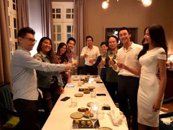Tiệc sinh nhật của Rocker Nguyễn cùng người thân gia đình lại có sự xuất hiện  của Hoàng Thuỳ.