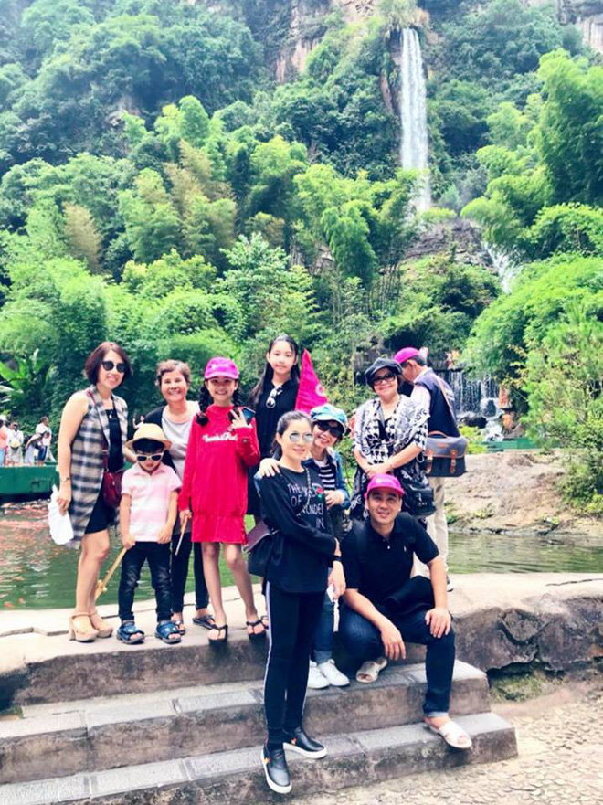 Mới đây, Dạ Thảo - vợ của nam MC Quyền Linh - đã đăng tải những tấm hình kỷ niệm của gia đình trong chuyến du lịch tới Phượng Hoàng cổ trấn kèm lời bình dí dỏm: 