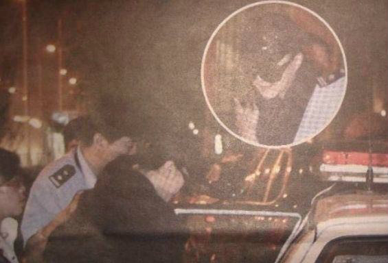Hình ảnh được cho là Phạm Băng Băng bị cảnh sát áp giải lên xe. Tuy nhiên đến nay đây vẫn chỉ là giả thuyết của báo chí và người hâm mộ.