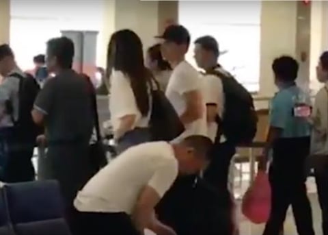 Hình ảnh cặp đôi bị bắt gặp ở sân bay.