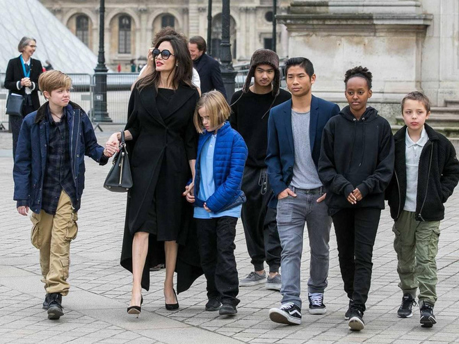 Angelina Jolie và các con thường đi chơi cùng nhau khắp các châu lục.