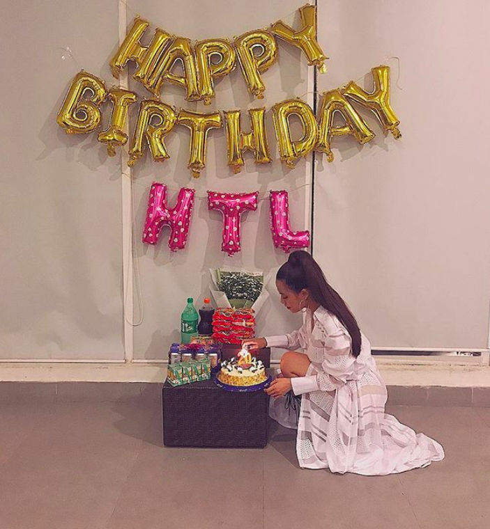 Mới đây, Hoàng thùy Linh vừa có một bữa tiệc sinh nhật ấm cúng nhưng rất dễ thương bên bạn bè thân thiết để chào đón tuổi 30 đầy ý nghĩa. Trong hình ảnh được đăng tải trên mạng xã hội, có thể thấy giọng ca 