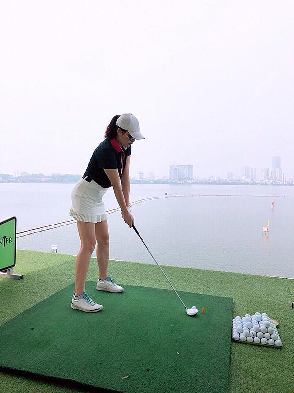 Tập thể thao, chơi golf giúp Khánh Ly duy trì nhan sắc và năng lượng sống tính cực.
