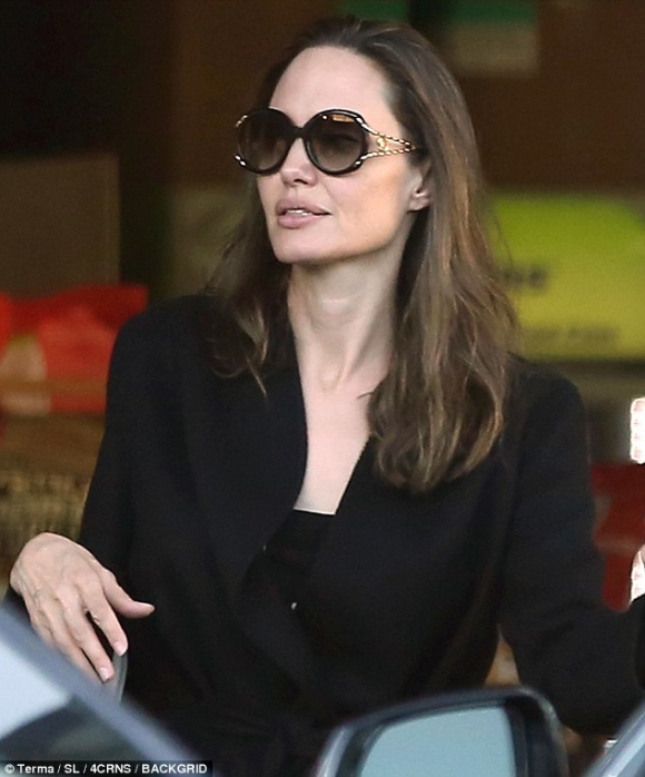 Angelina Jolie xuất hiện cùng 2 con ở khu vực Los Feliz.