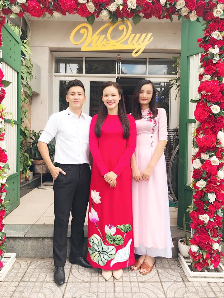 Vợ chồng siêu mẫu Lê Thúy trong lễ đính hôn của người chị em thân thiết.