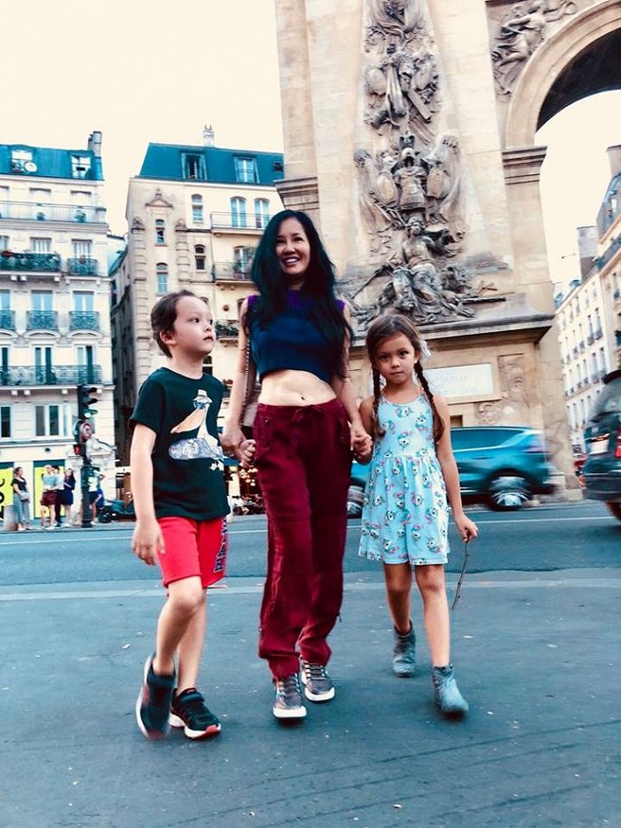 Ba mẹ con cô Bống vui vẻ tạo dáng tại Paris (Pháp).