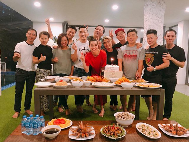 Hà Hồ tổ chức tiệc sinh nhật cho bạn thân của cô.