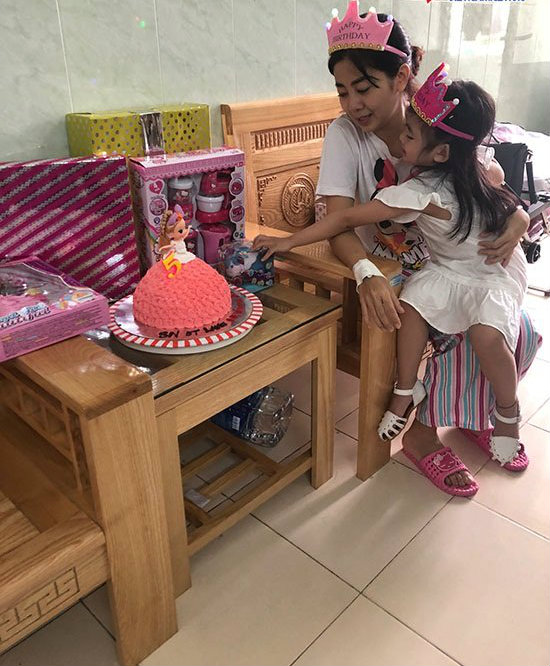Cô bé Lavie hồn nhiên đón sinh nhật cùng mẹ tại bệnh viện.